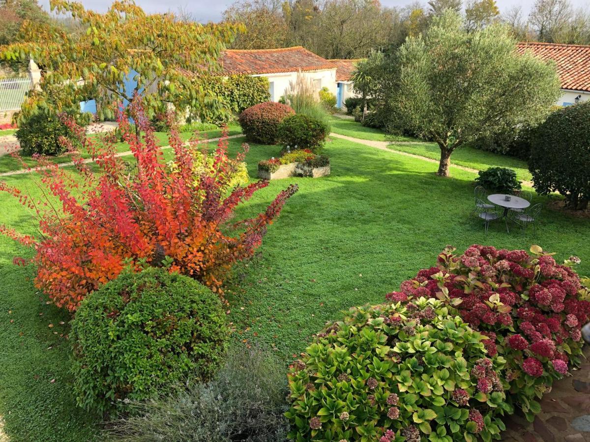 L'Enclos Bleu, Gite - Marais Poitevin Avec Piscine Chauffee Chaille-Les-Marais Buitenkant foto
