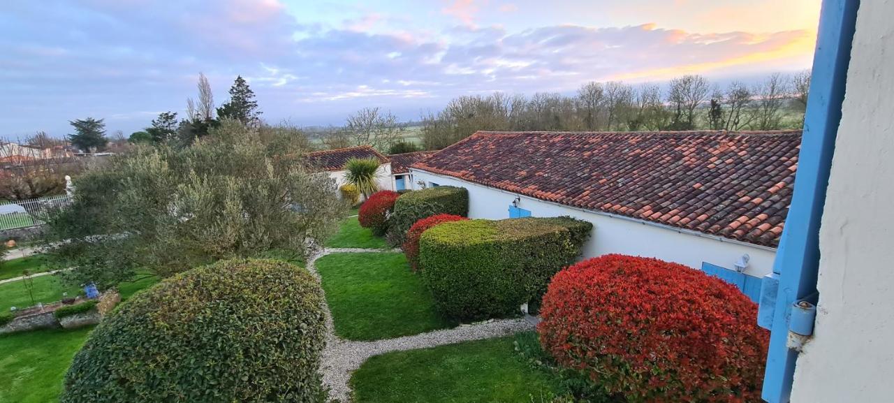 L'Enclos Bleu, Gite - Marais Poitevin Avec Piscine Chauffee Appartement Chaille-Les-Marais Buitenkant foto