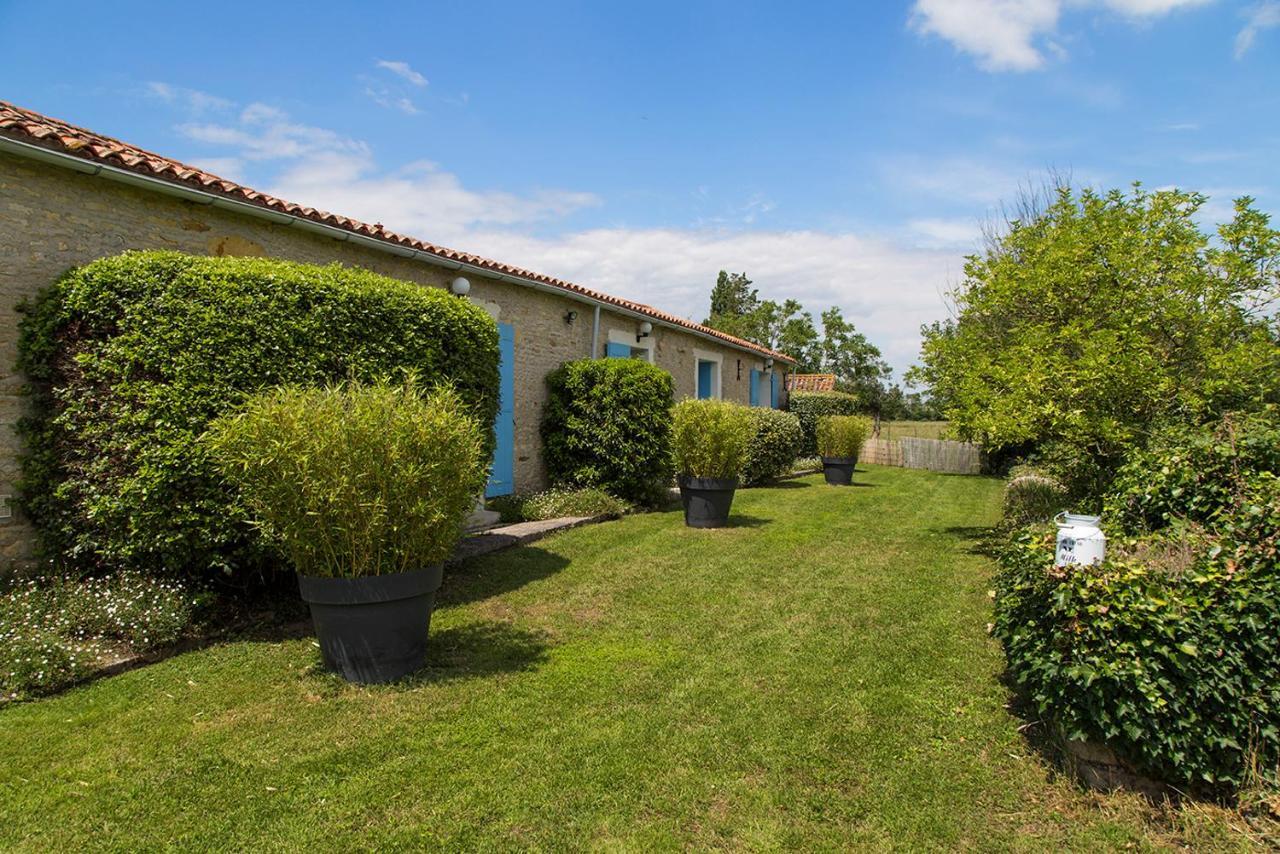 L'Enclos Bleu, Gite - Marais Poitevin Avec Piscine Chauffee Chaille-Les-Marais Buitenkant foto