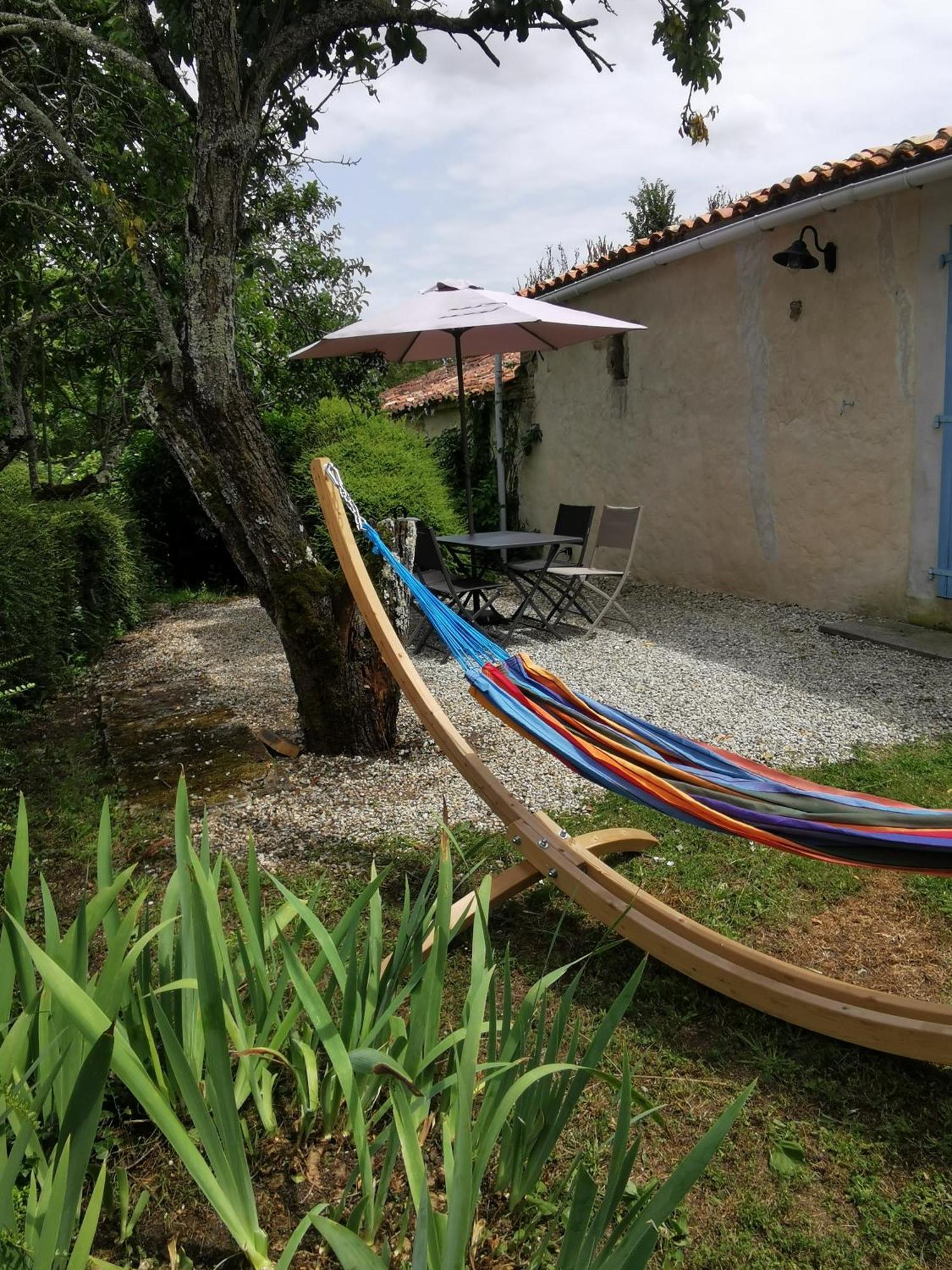 L'Enclos Bleu, Gite - Marais Poitevin Avec Piscine Chauffee Appartement Chaille-Les-Marais Buitenkant foto