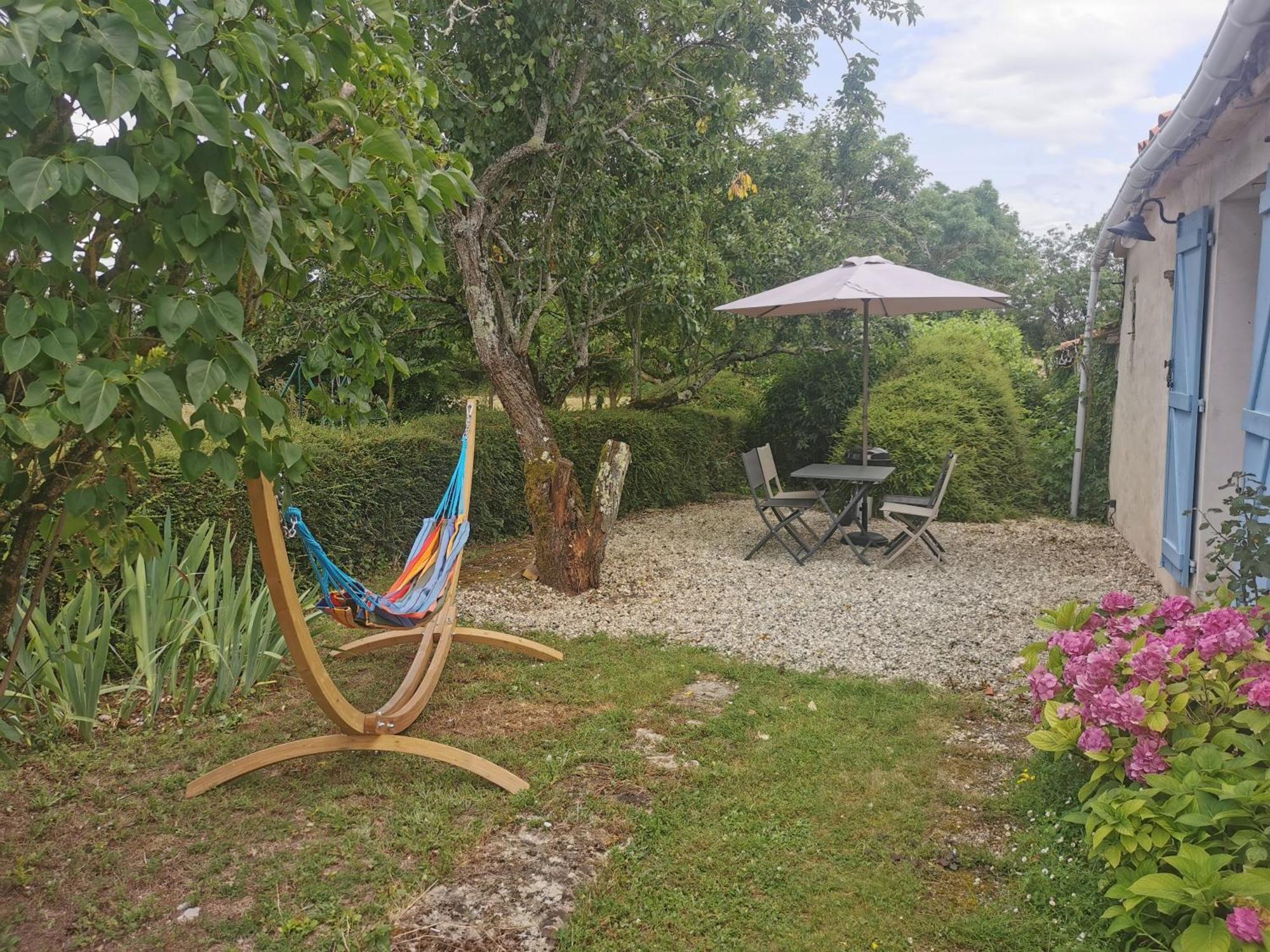 L'Enclos Bleu, Gite - Marais Poitevin Avec Piscine Chauffee Appartement Chaille-Les-Marais Buitenkant foto