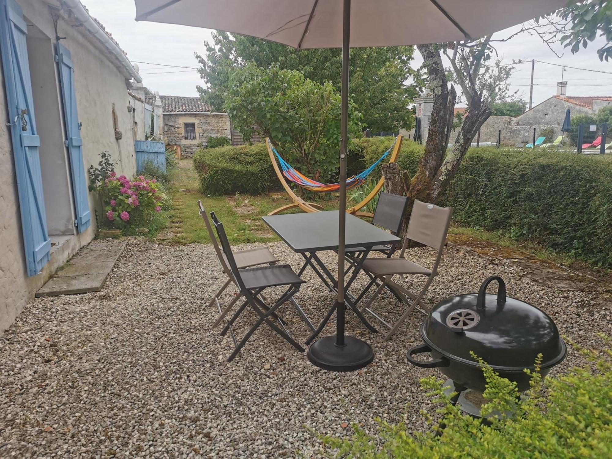 L'Enclos Bleu, Gite - Marais Poitevin Avec Piscine Chauffee Appartement Chaille-Les-Marais Buitenkant foto