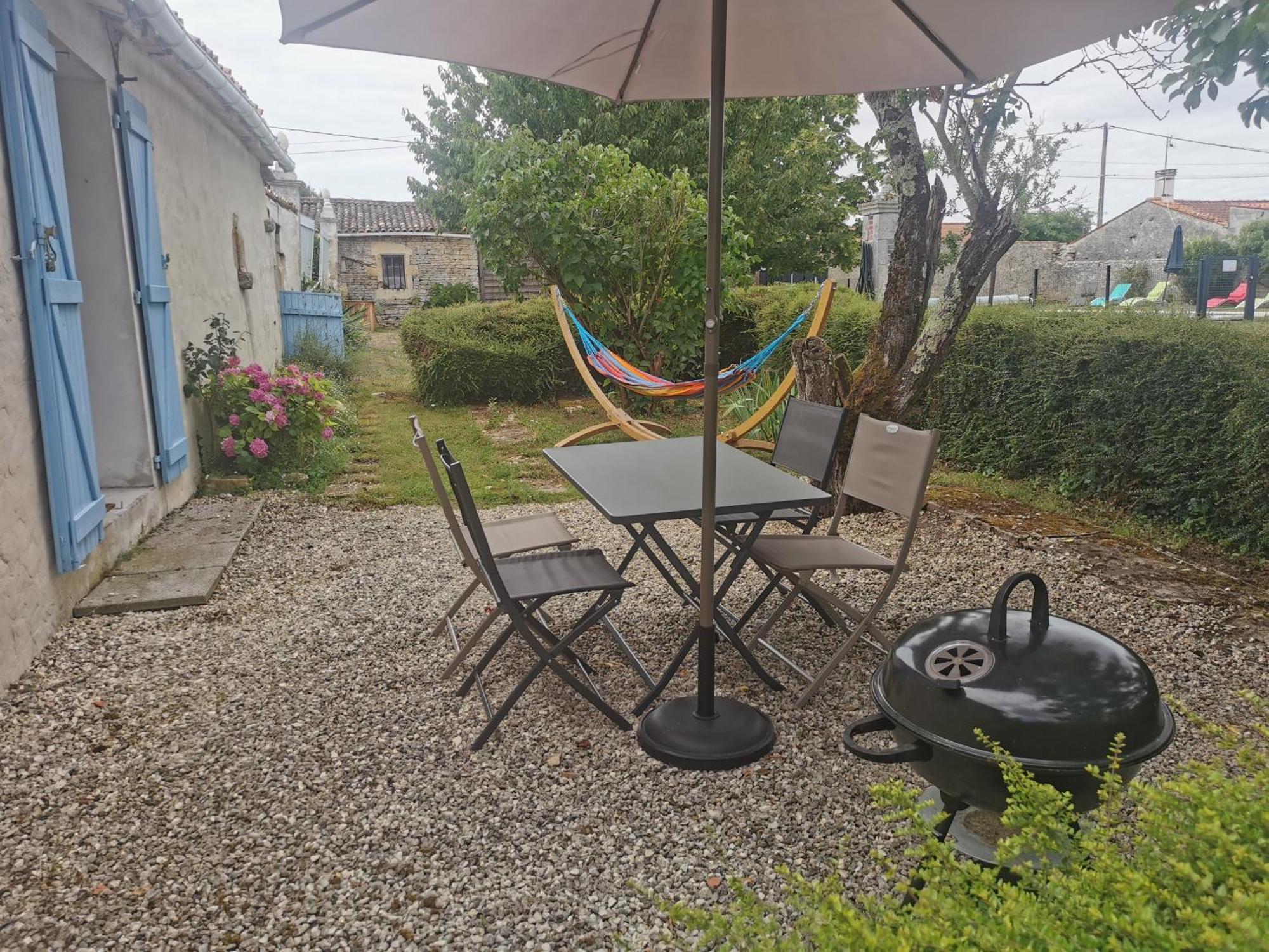 L'Enclos Bleu, Gite - Marais Poitevin Avec Piscine Chauffee Chaille-Les-Marais Buitenkant foto