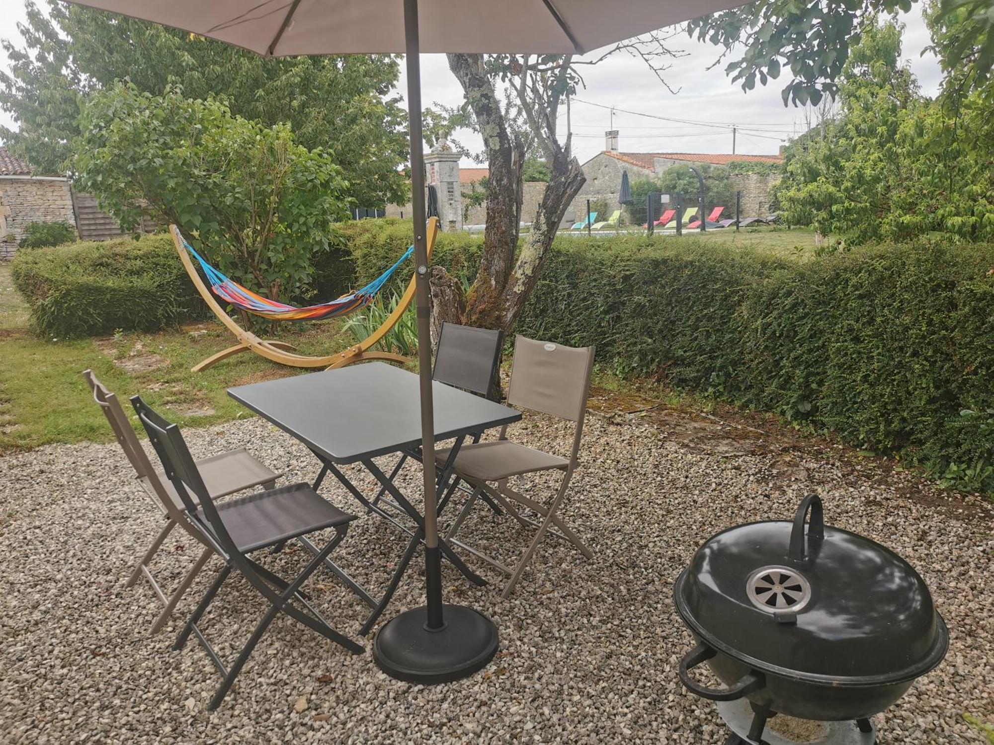 L'Enclos Bleu, Gite - Marais Poitevin Avec Piscine Chauffee Appartement Chaille-Les-Marais Buitenkant foto