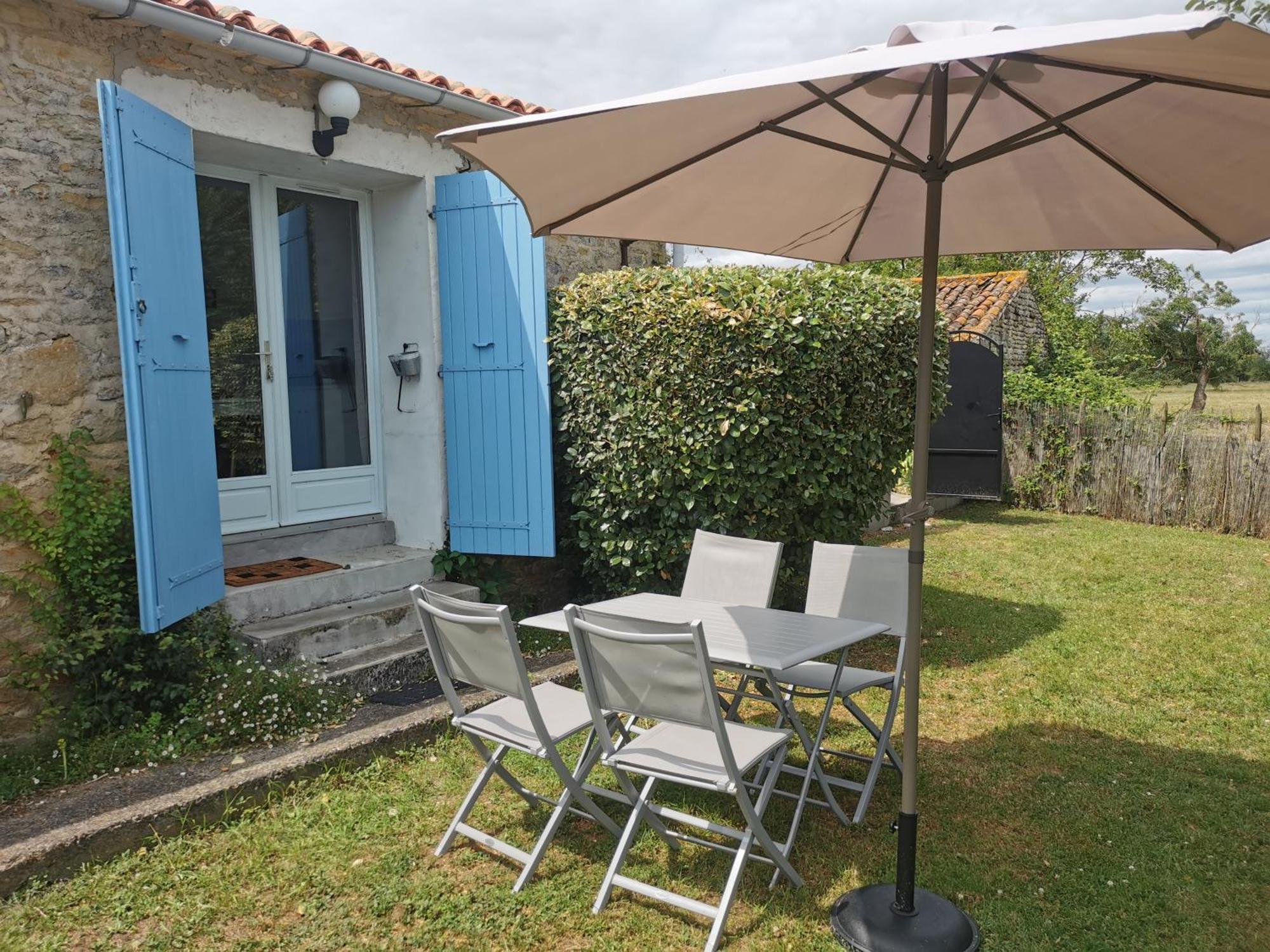 L'Enclos Bleu, Gite - Marais Poitevin Avec Piscine Chauffee Appartement Chaille-Les-Marais Buitenkant foto