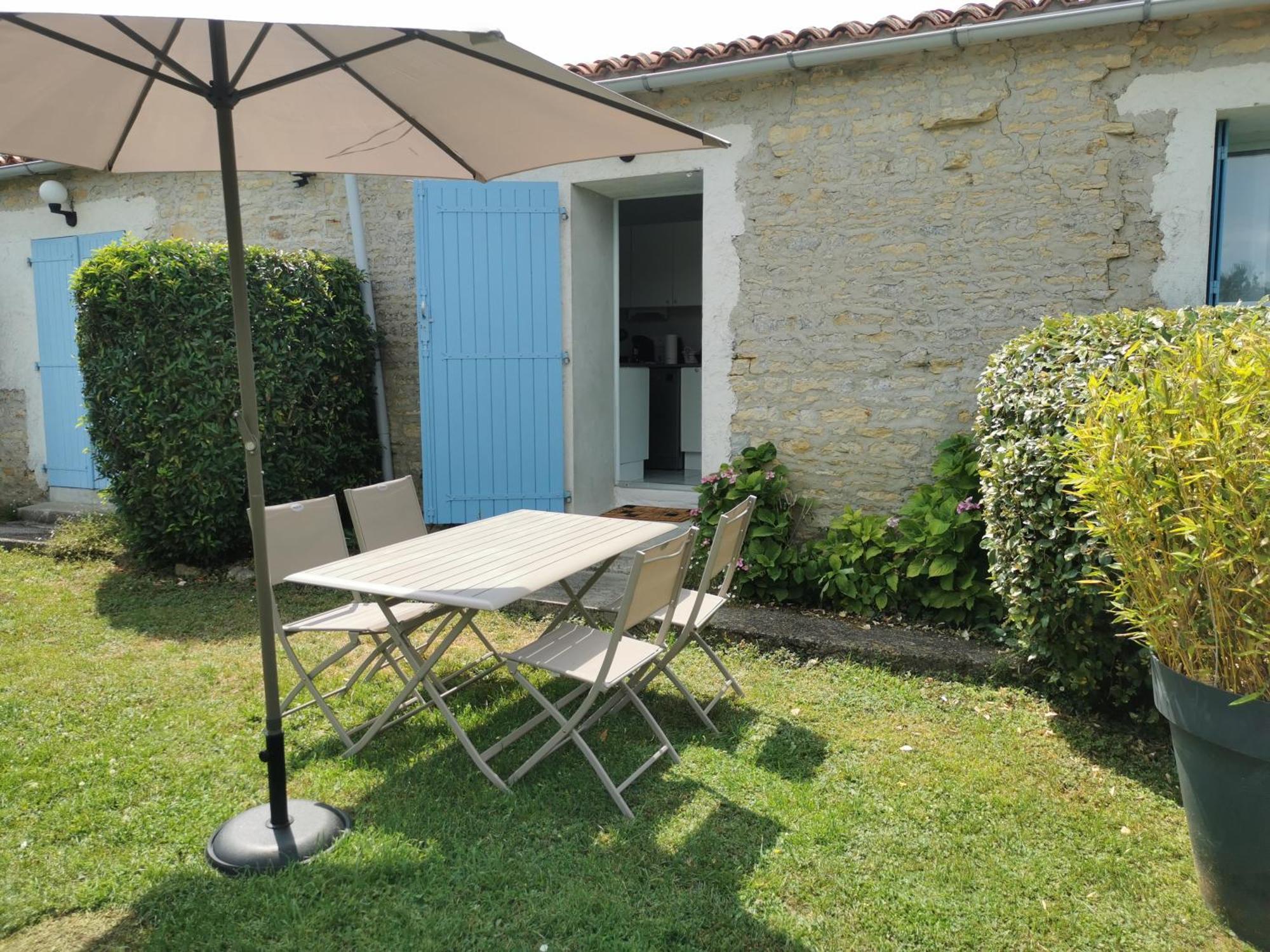 L'Enclos Bleu, Gite - Marais Poitevin Avec Piscine Chauffee Appartement Chaille-Les-Marais Buitenkant foto