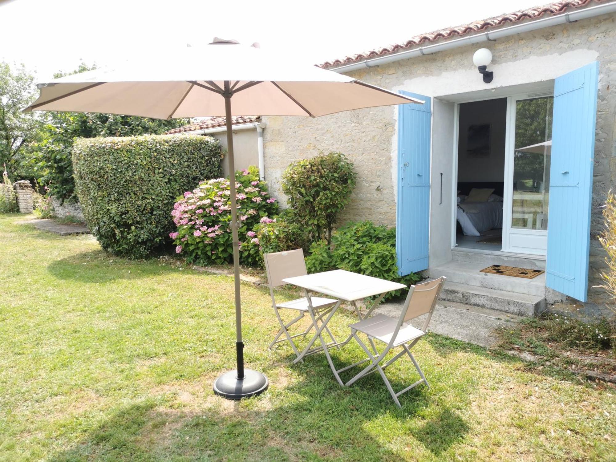 L'Enclos Bleu, Gite - Marais Poitevin Avec Piscine Chauffee Appartement Chaille-Les-Marais Buitenkant foto