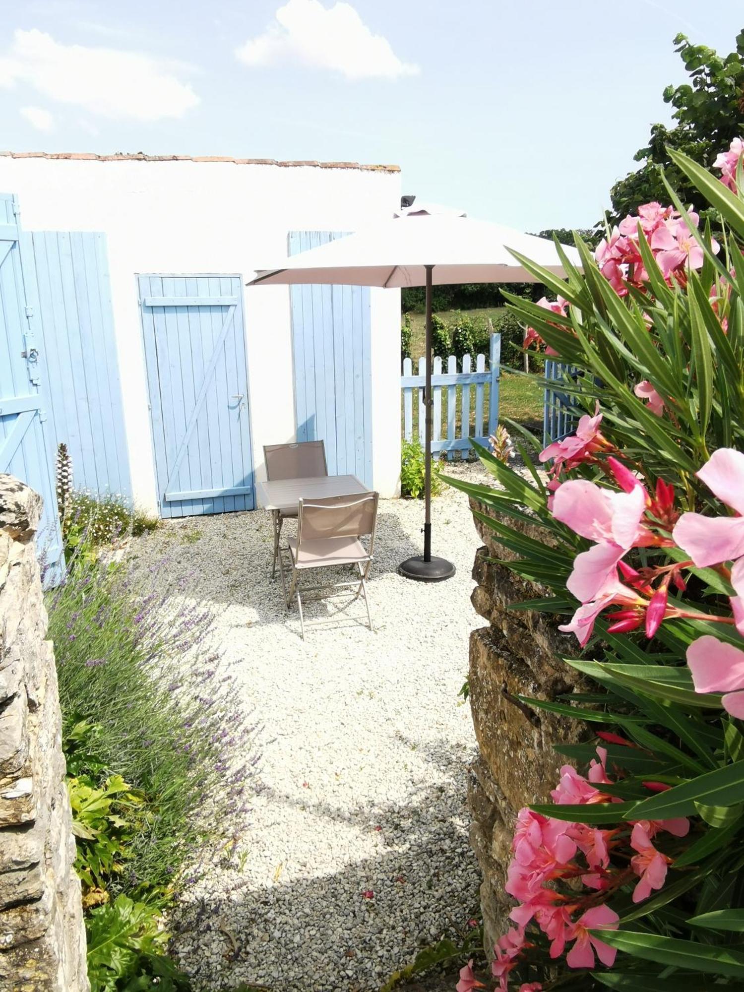 L'Enclos Bleu, Gite - Marais Poitevin Avec Piscine Chauffee Appartement Chaille-Les-Marais Buitenkant foto